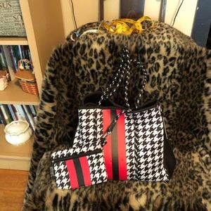 ***Girlie Girl HUGE Tote and makeup bag***